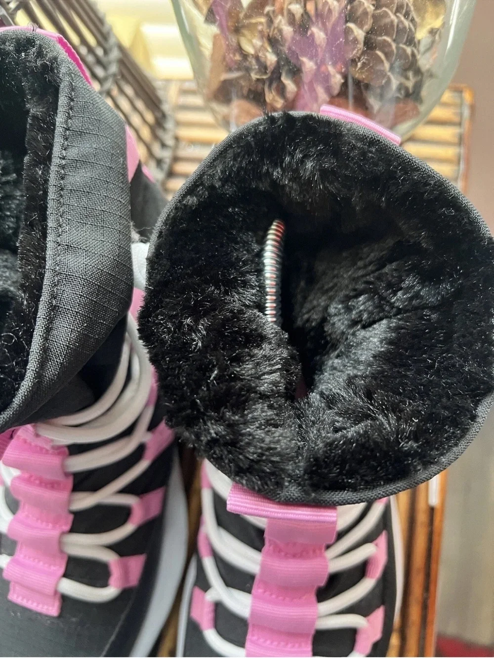 Nike Venture Black Pink Tie-up Boots with Faux Fur Lining Size 5.5
